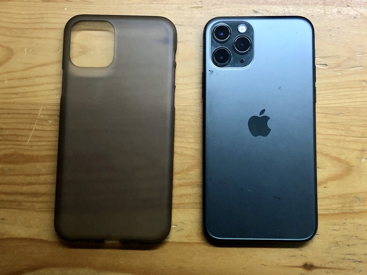iPhone 11 Pro ミッドナイトグリーンとAir Jacket for iPhone11 Pro (Smoke matte)1