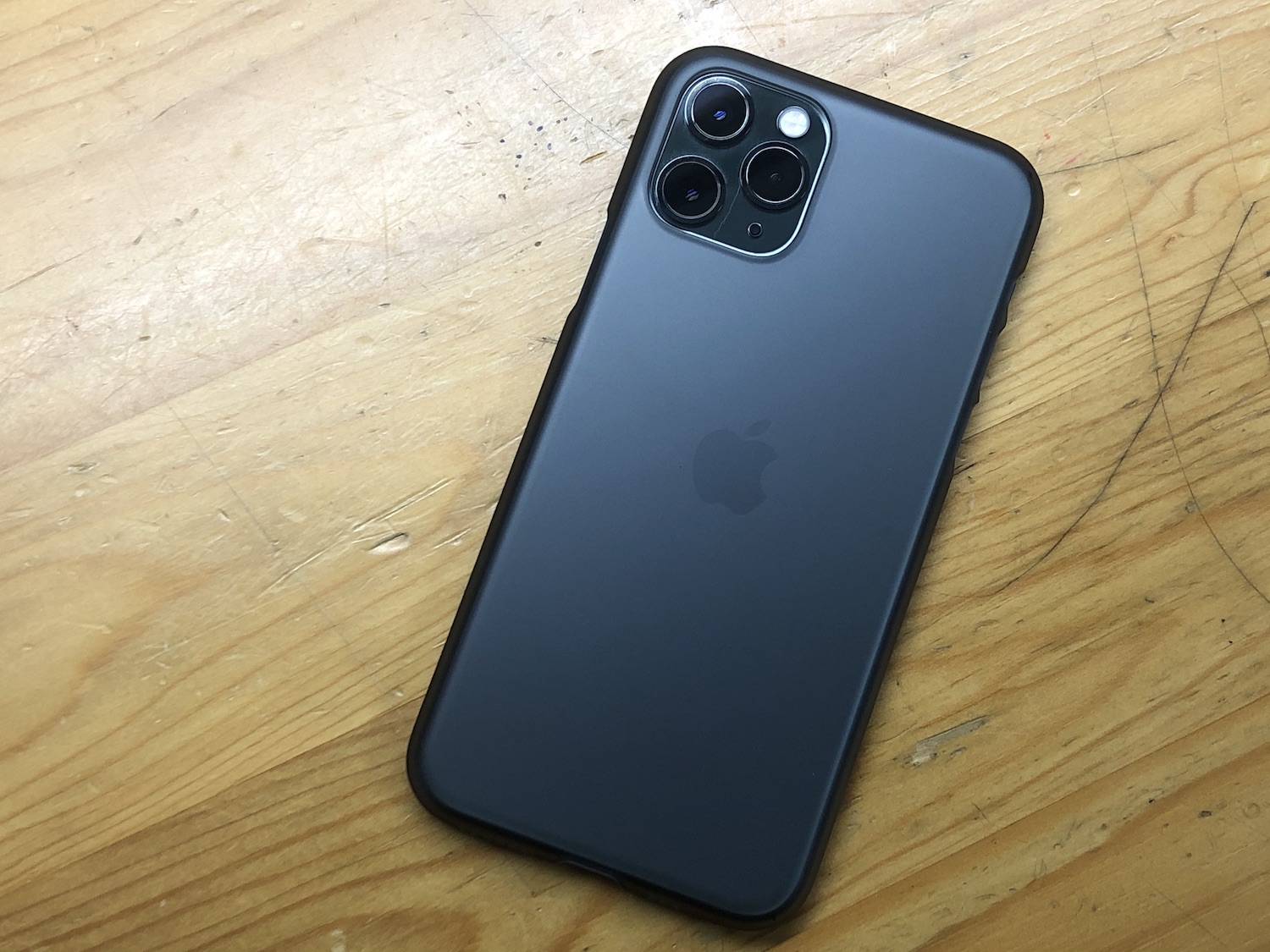 iPhone 11 Pro ミッドナイトグリーンとAir Jacket for iPhone11 Pro (Smoke matte)2