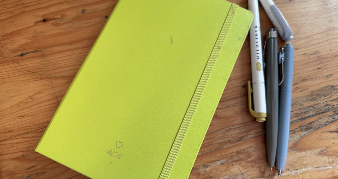パーソナんライズしたレモングリーンのラージサイズのモレスキン　ハードカバー