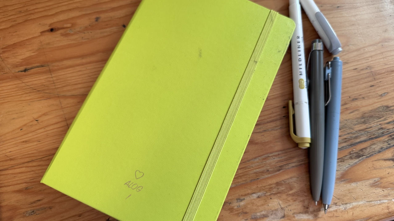 パーソナんライズしたレモングリーンのラージサイズのモレスキン　ハードカバー
