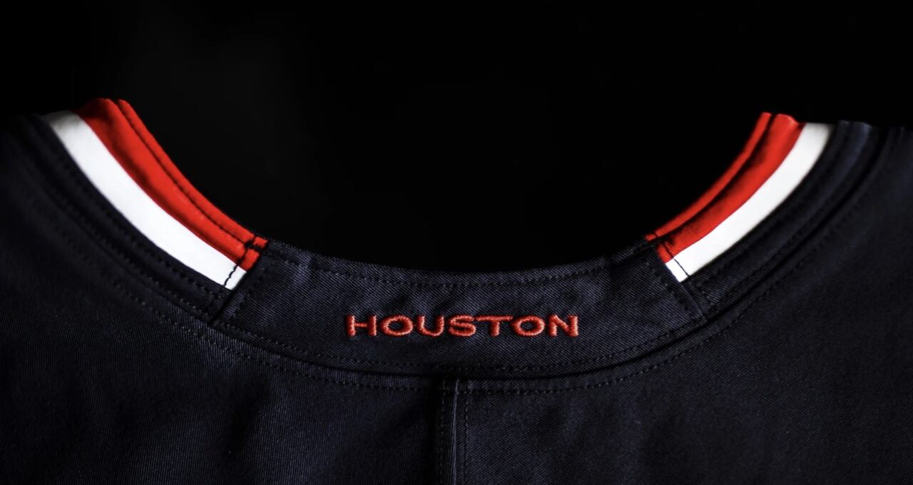 黒いジャージの後ろ部分に赤い刺繍で'HOUSTON'と書かれている