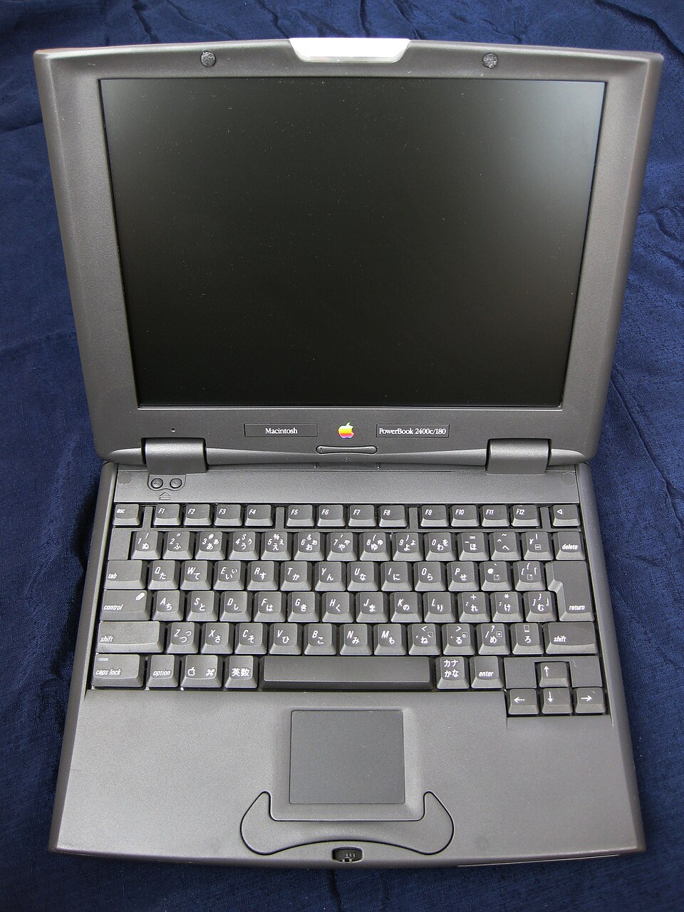 古いAppleのノートパソコンPowerBook 2400c/180の上面、キーボードとトラックパッドが見える。