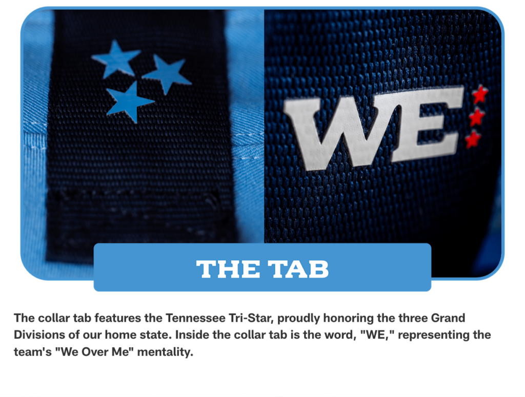 襟のタブには、テネシー州の三大部門を象徴するトライスターの青い星が描かれ、タブには「WE」という言葉があります。